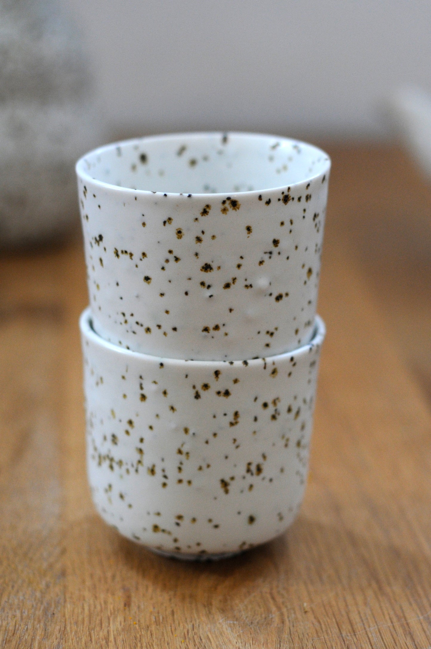 כוס מקרמיקה מנוקדת בבזלת טחונה