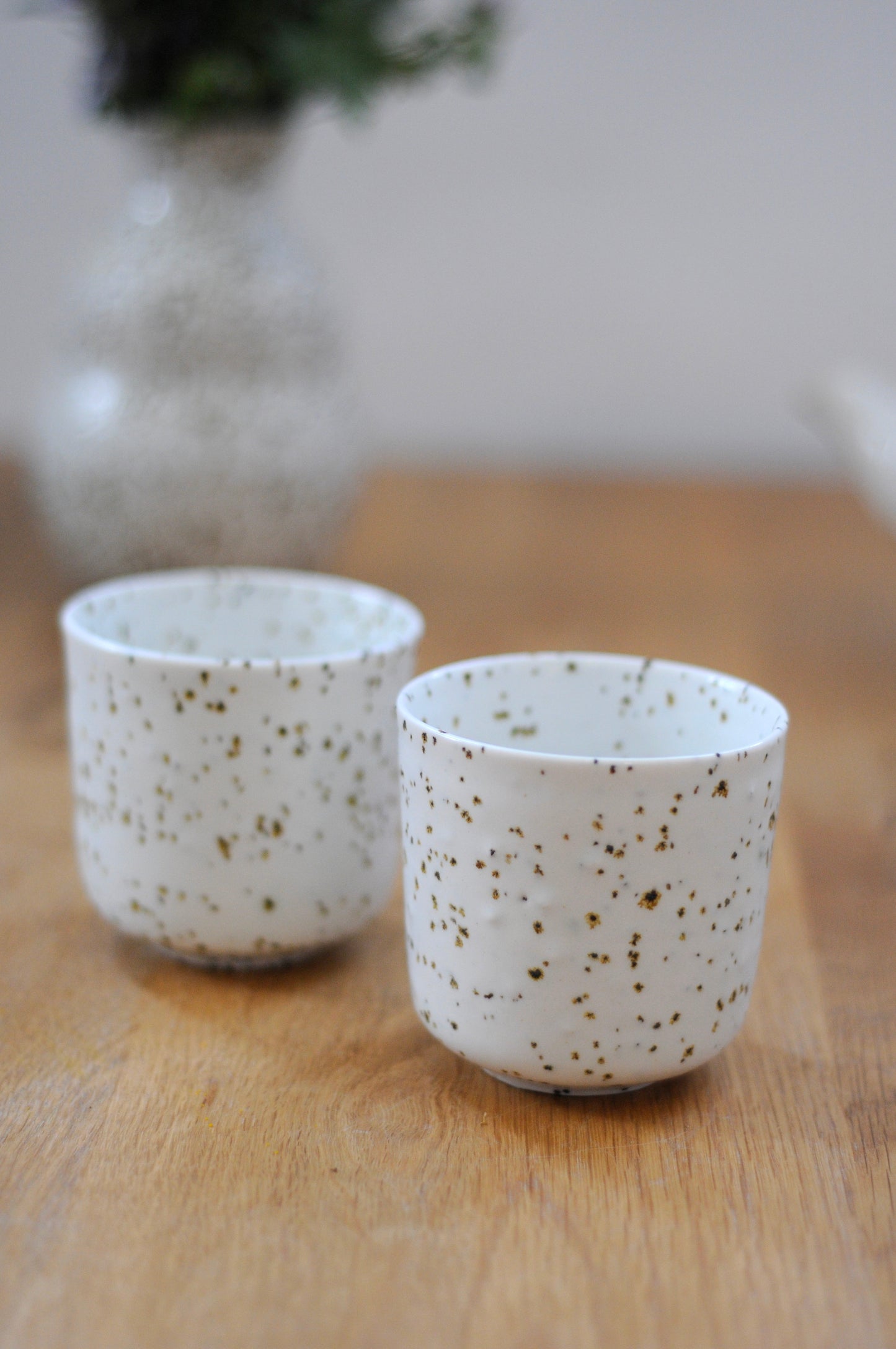 כוס מקרמיקה מנוקדת בבזלת טחונה