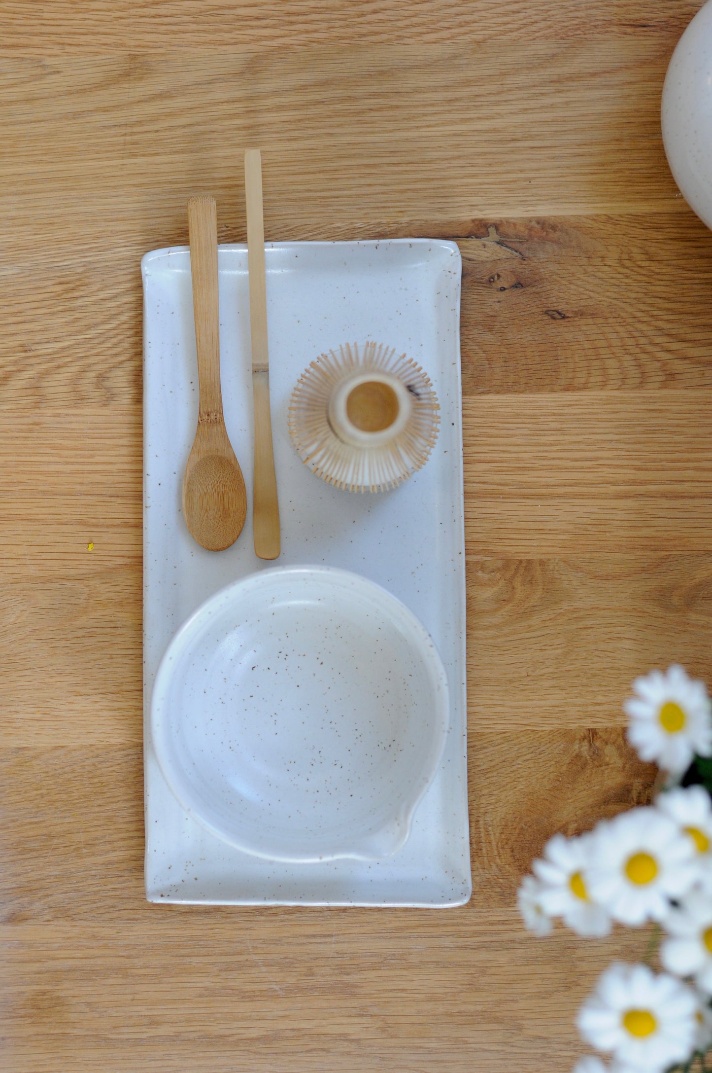 קערת מאצ׳ה לבנה מקרמיקה בעבודת יד, סט למאצ׳ה