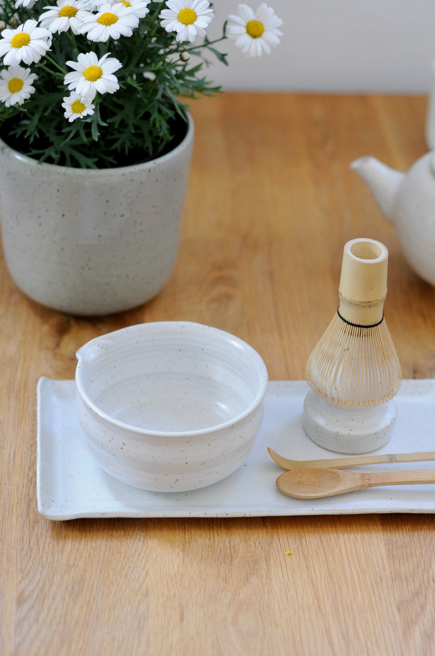 קערת מאצ׳ה לבנה מקרמיקה בעבודת יד, סט למאצ׳ה