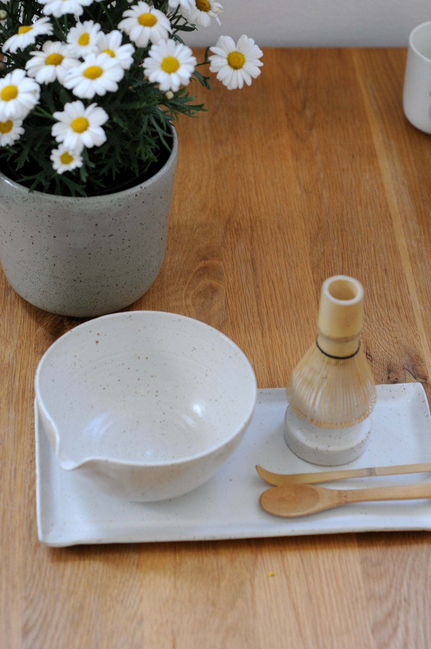 קערת מאצ׳ה לבנה מקרמיקה בעבודת יד, סט למאצ׳ה