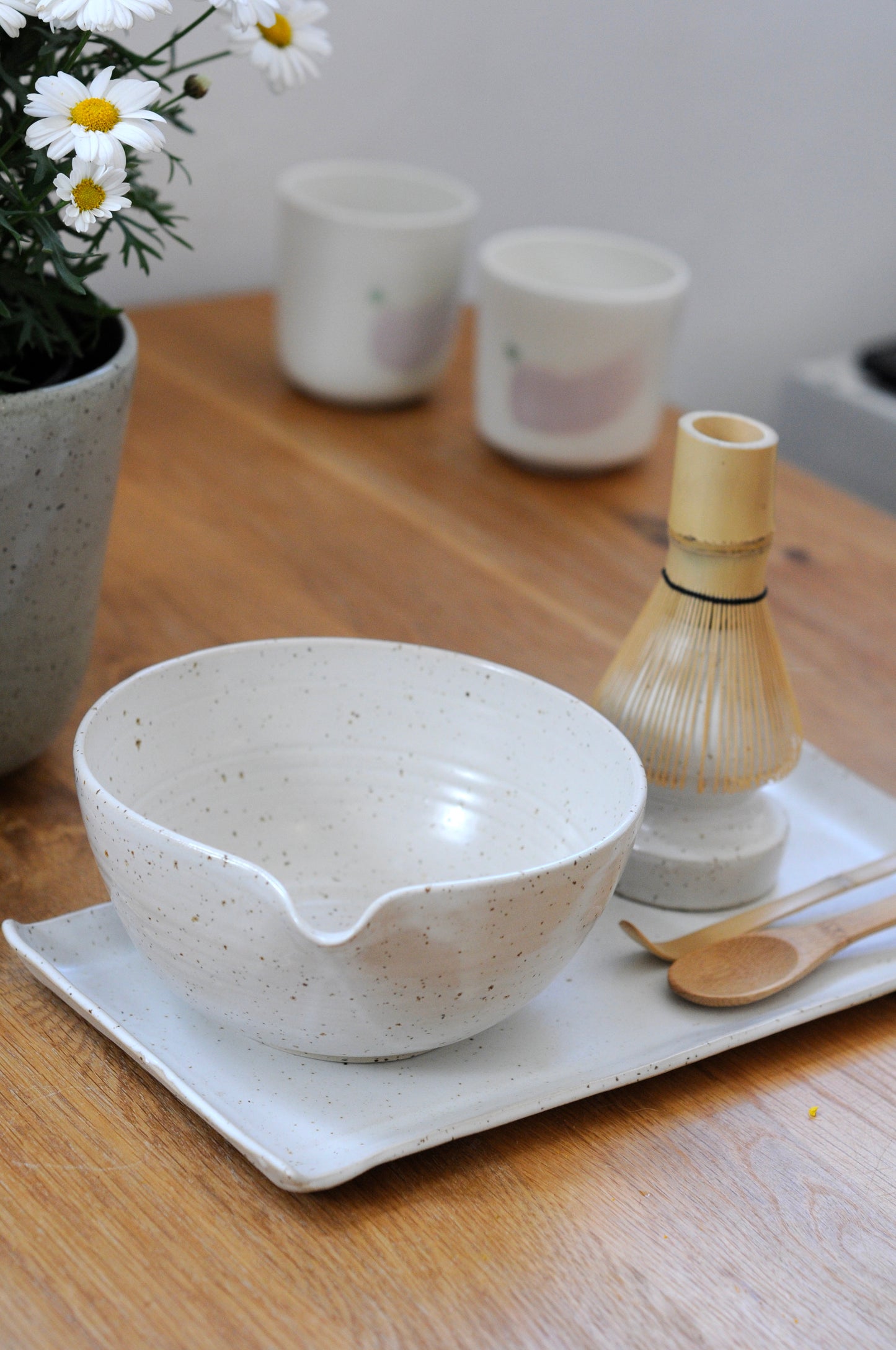 קערת מאצ׳ה לבנה מקרמיקה בעבודת יד, סט למאצ׳ה