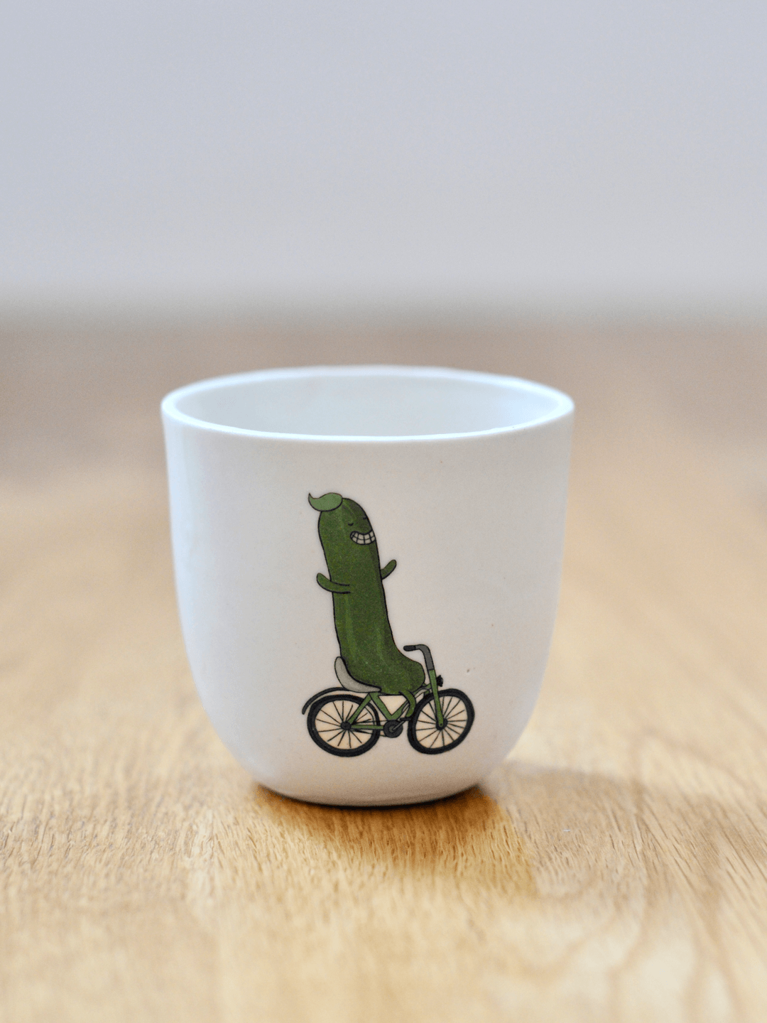 כוס עם דקאל רבטוס וקאמבר על אופניים