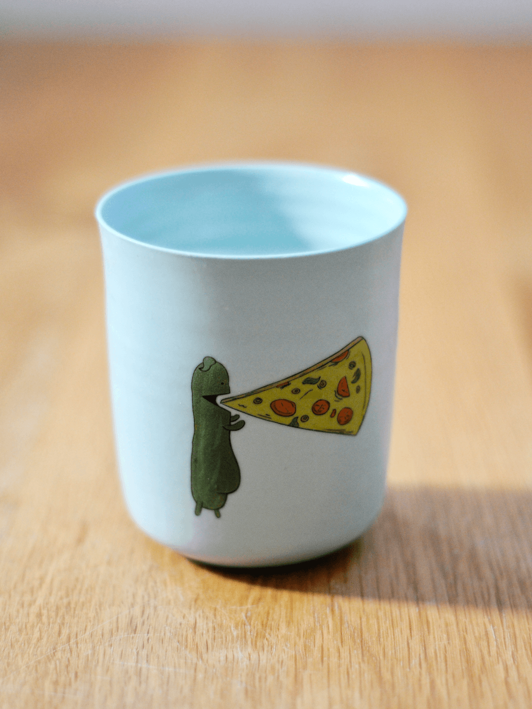 כוס עם דקאל רבטוס וקאמבר אוכלים פיצה