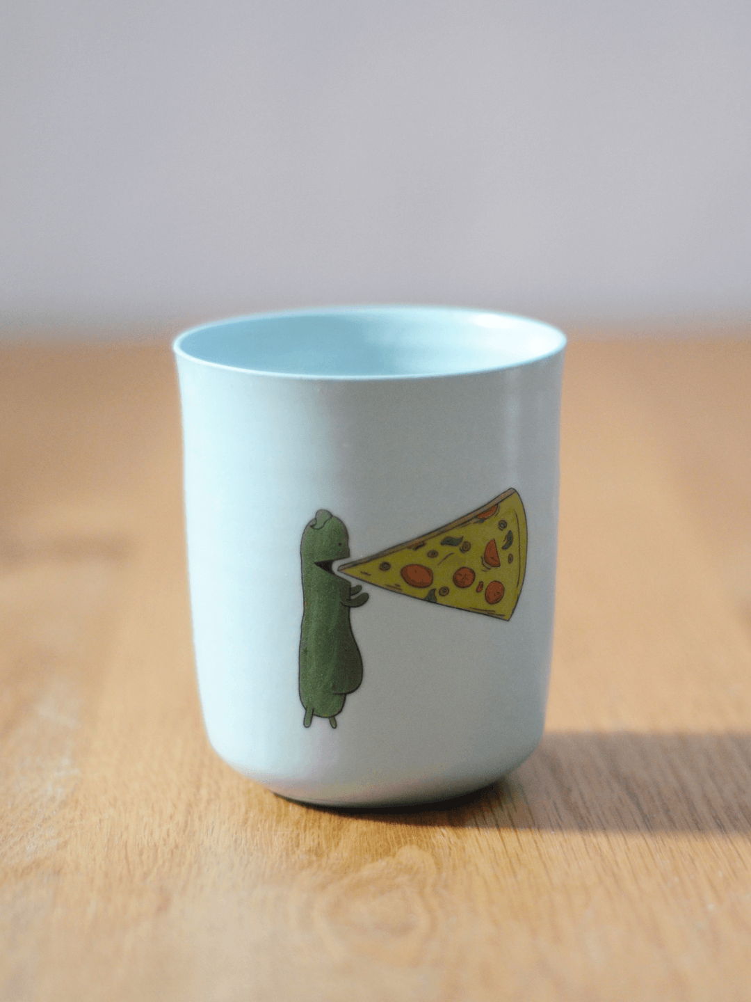 כוס עם דקאל רבטוס וקאמבר אוכלים פיצה