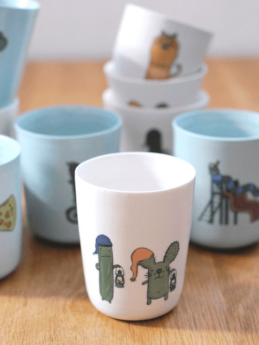 כוס עם דקאל של רבטוס וקאמבר הולכים לישון