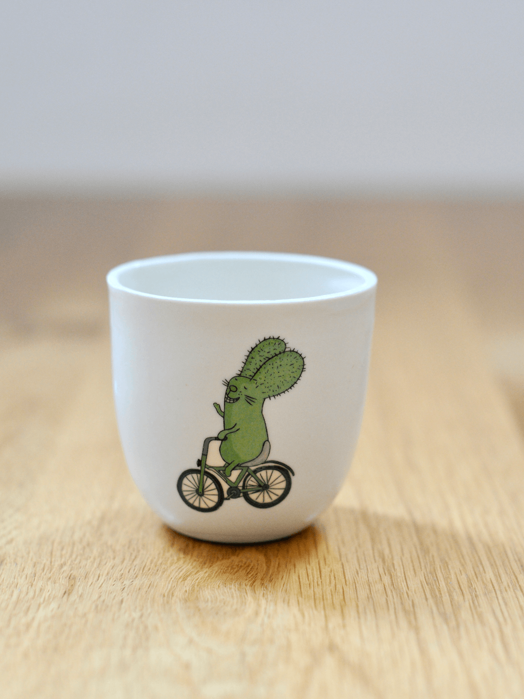 כוס עם דקאל רבטוס וקאמבר על אופניים