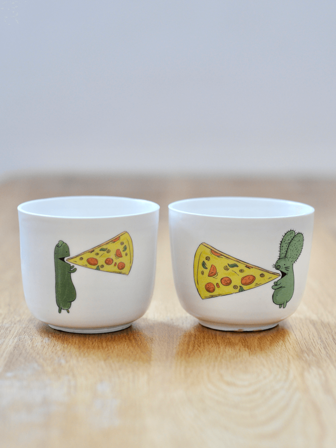 כוס עם דקאל רבטוס וקאמבר אוכלים פיצה