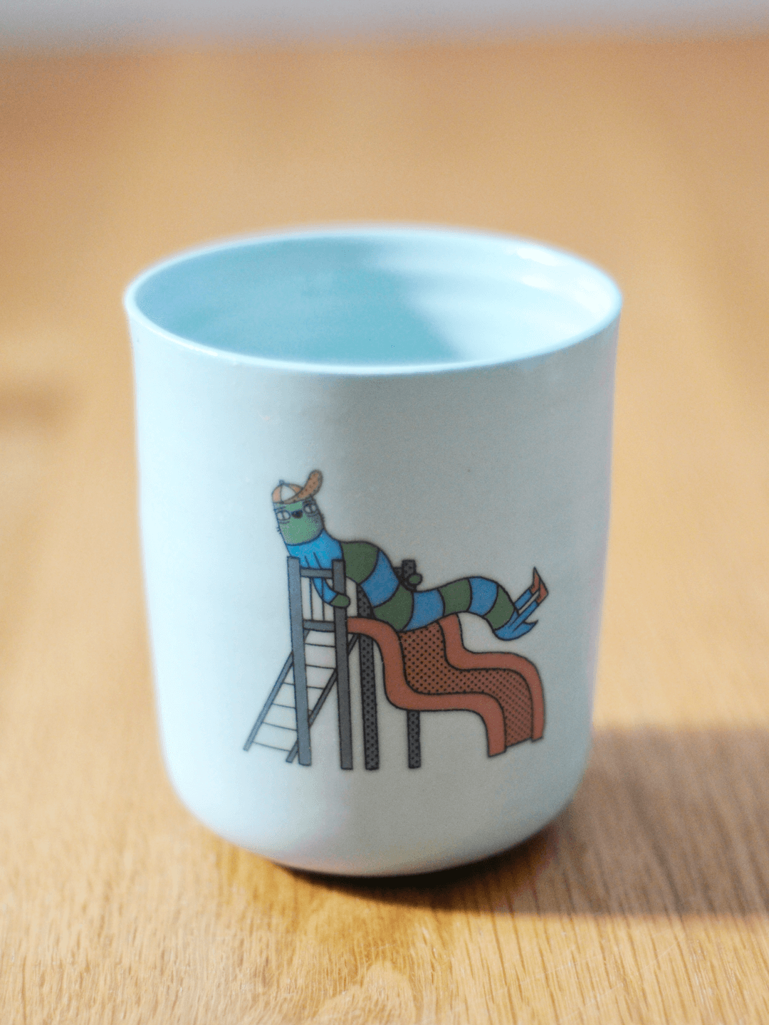 כוס עם דקאל של תולעת בפארק משחקים